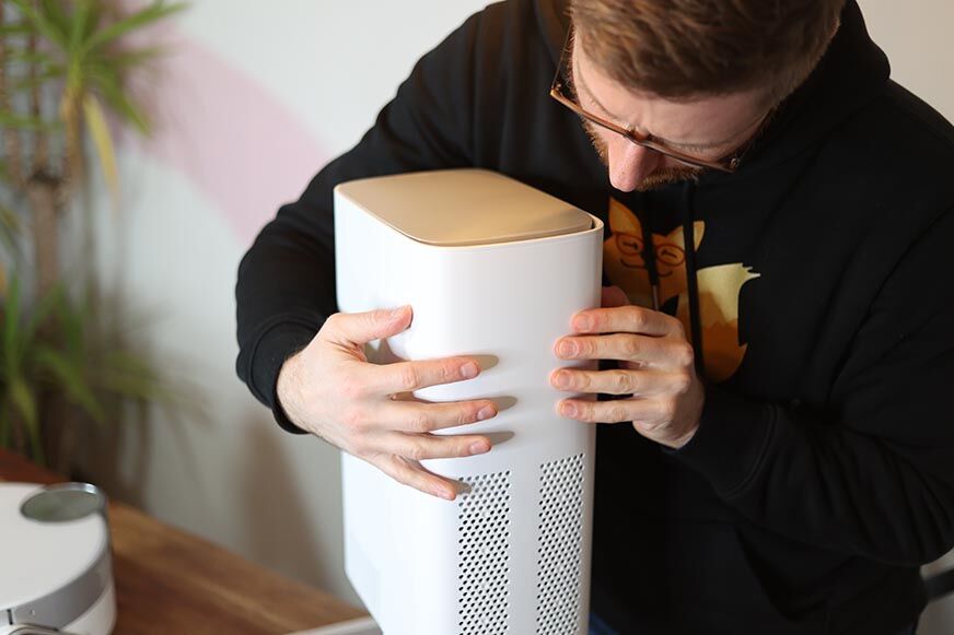 Die Klappe der Absaugstation des Samsung Jet Bot AI+ wird aufgemacht.